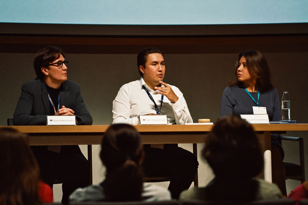 Panel de análisis político durante una sesión del instituto