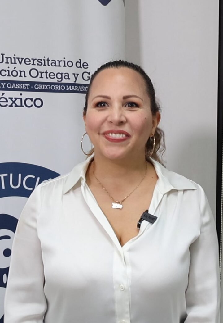 Retrato de Lizzet Santoyo, egresada de la Maestría en Relaciones Internacionales