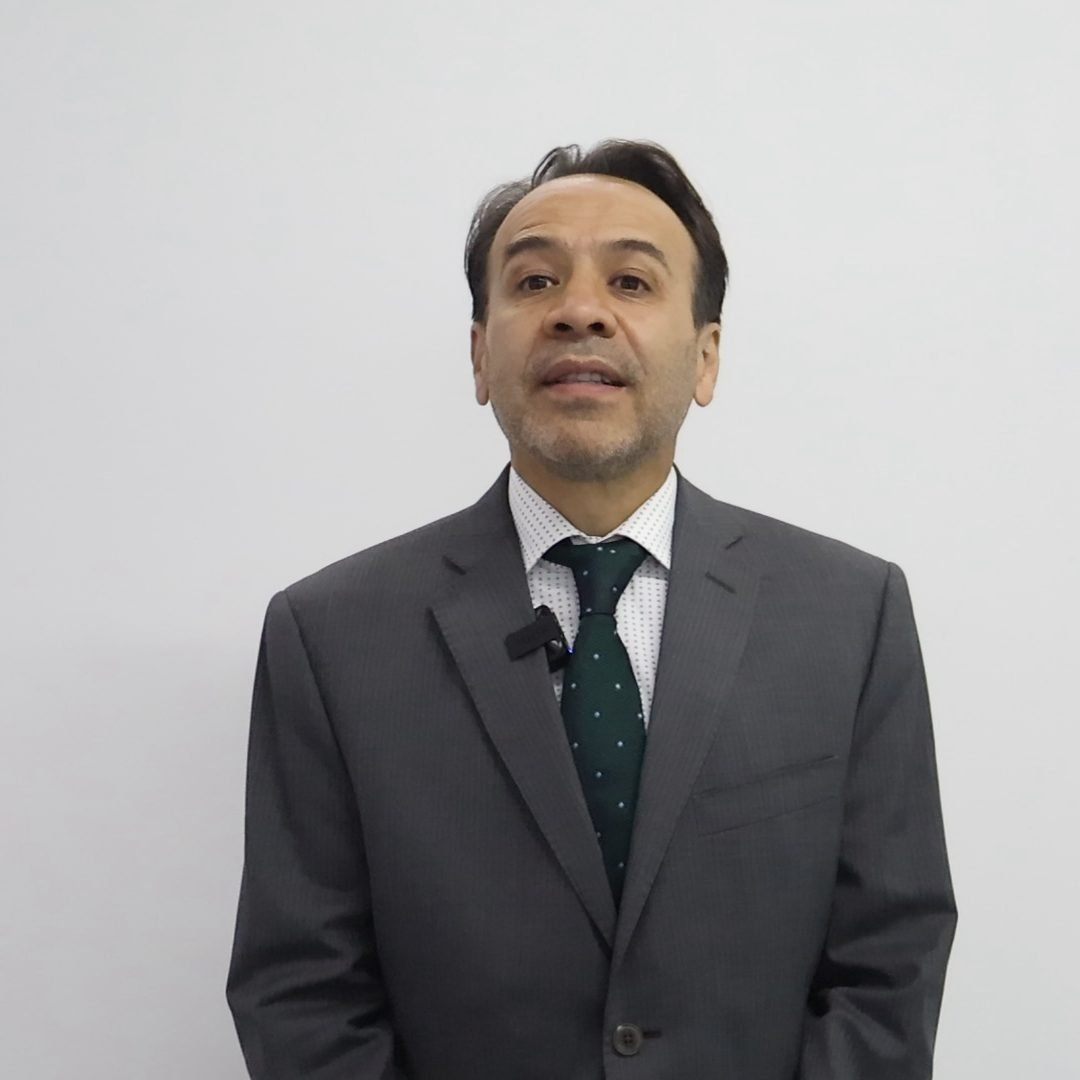 Retrato de Edgar Torres, egresado de la Maestría en Políticas Públicas