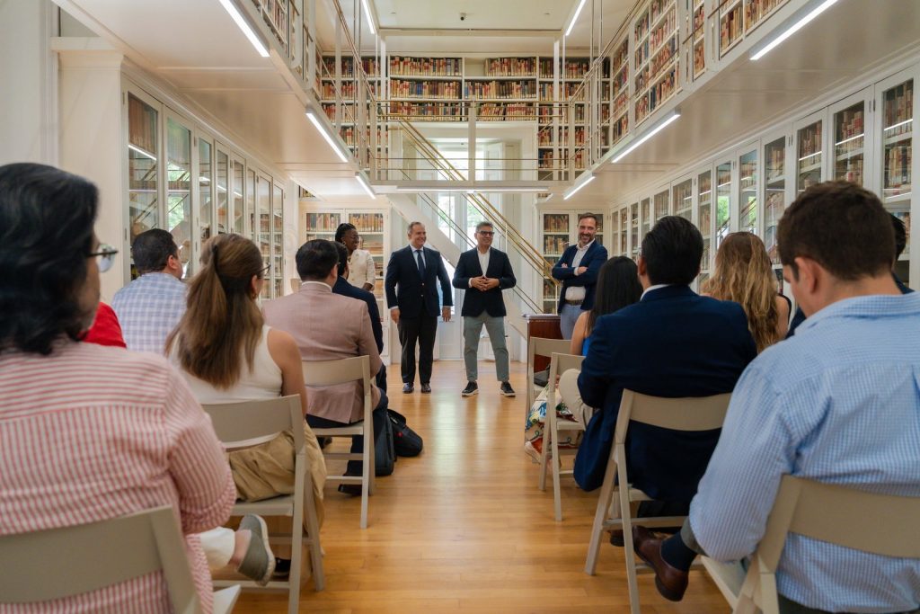 Sala del acto de graduación, con la promoción y sus acompañantes