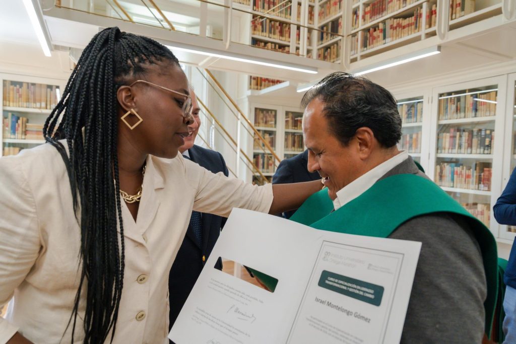 Felicitación entre un graduado y el director del instituto