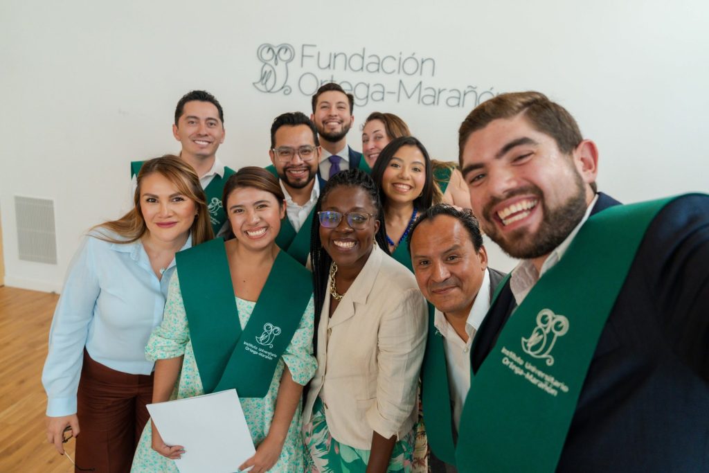 Graduados haciéndose una fotografía de grupo tras recibir el diploma