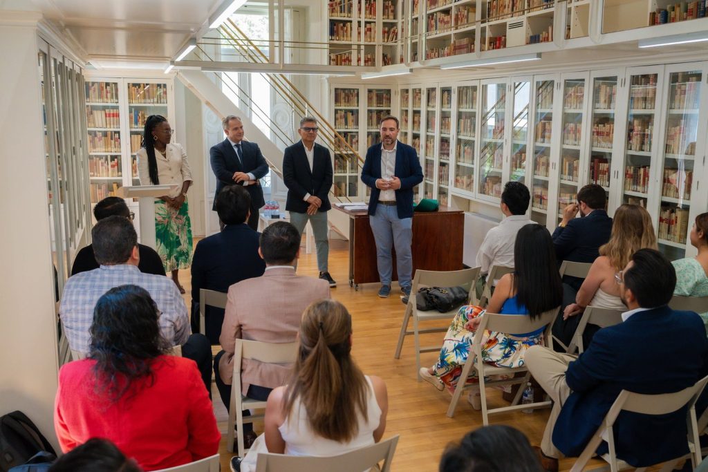 La biblioteca del instituto durante el acto, con los asistentes